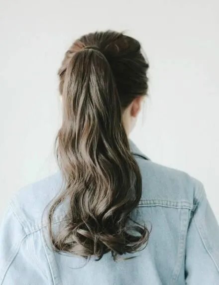 有没有绑马尾的美女照片做手机壁纸？