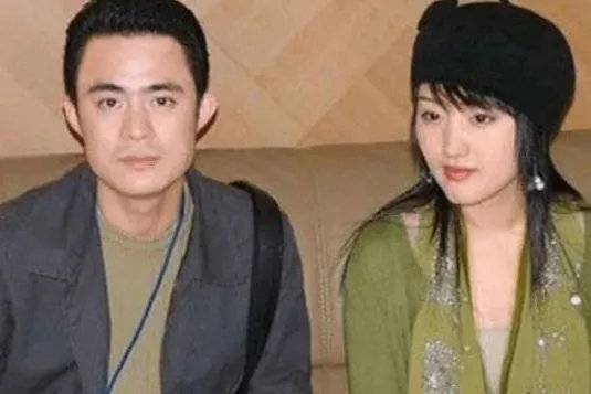 向华强花费百万请杨钰莹吃饭,赖文峰冲进去说:她是我的女人,发生了什么?