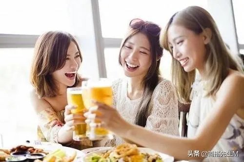 同样照镜子穿衣服,为啥有些男生说好帅,而一些女生总是换好几件都不满意?