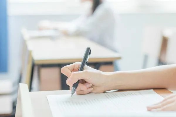 河南“专升本考试泄题”事件，培训机构如何获得考试题的？
