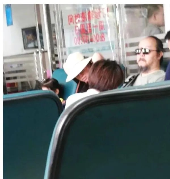 窦唯独自现身医院是怎么了？