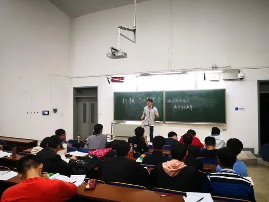 你怎么看待班长自费给全班买奶茶的暖心之举呢？