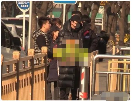 贾乃亮参加春晚审查助理怎么还提着药?