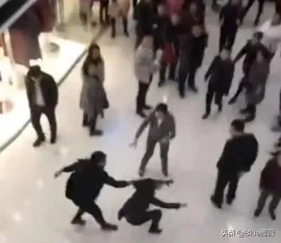 如何看待孕妇被导购员扇耳光,丈夫殴打导购员这件事?