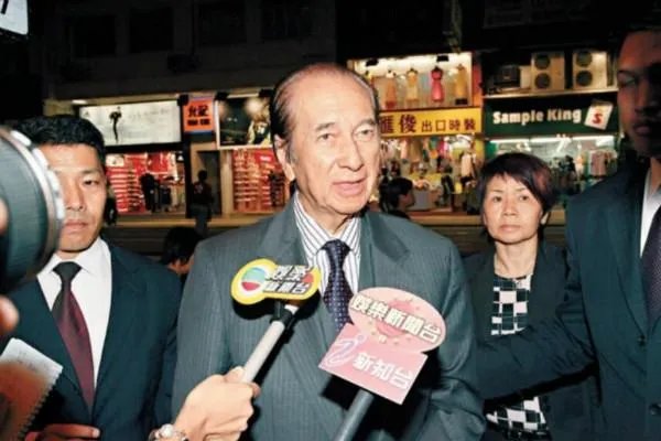 赌王何鸿燊一生荣华享尽,为什么大太太黎婉华却一生坎坷?