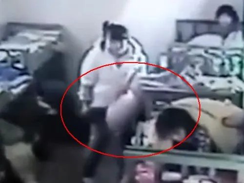蛇蝎心肠女子拉下幼童致头着地 其母暗察明访后大吃一惊!
