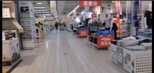 家乐福员工猝死用伞遮住继续营业是怎么回事？