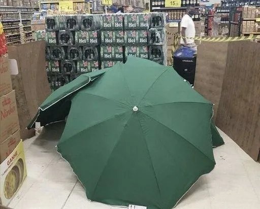 家乐福员工猝死用伞遮住继续营业是怎么回事？