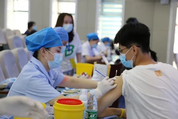 曾光称，疫苗最重要不是看保护率，是接种率，国外和国产疫苗该怎么选？