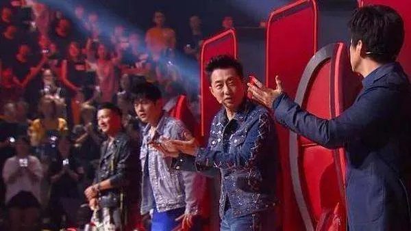74岁老爷子参加中国好声音，四位导师不敢转身，这是为什么？