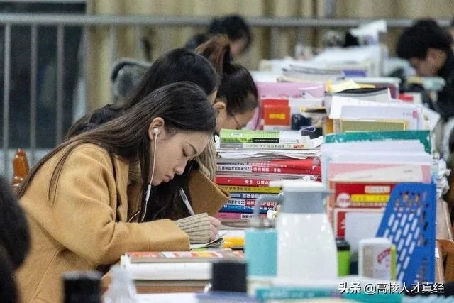 有人说考研如果考本校,对于专业科目中有些题目,本校的老师都会“透露”,作为别校的学生该怎么办,如何才能知道复习点?