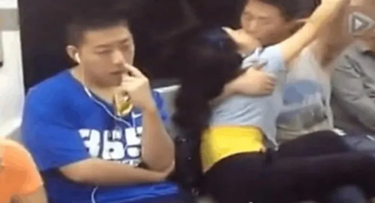 地铁上男女大秀恩爱令乘客不忍直视：好尴尬（图）