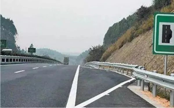 硬路肩