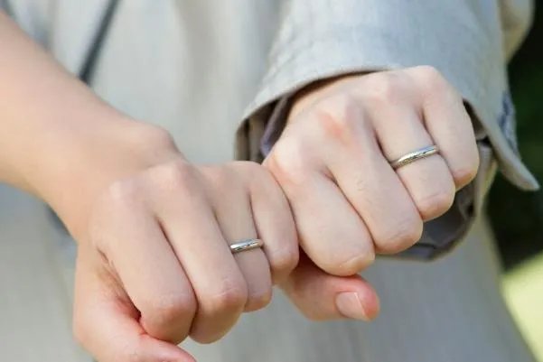 食指戴戒指是什么意思 男人戴戒指十个手指的含义是什么