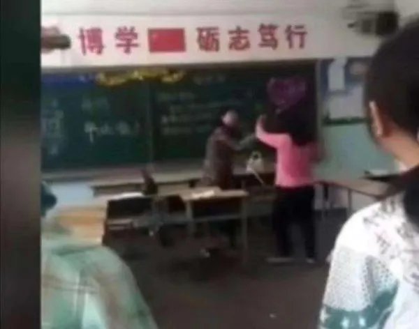 山西朔州谩骂学生教师被从25级降到1级,大家认为惩罚重了吗?