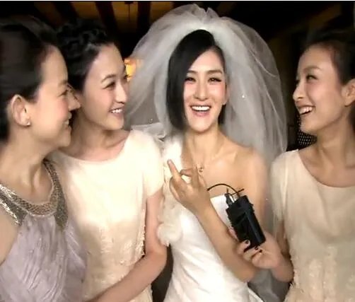 网友疑惑李小冉的伴娘团没有谢娜 真正原因内幕大揭秘