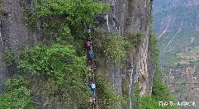 四川大凉山悬崖村，出行只能徒手爬藤梯，如今变成啥样了？