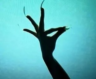 保洁员不小心弄脏女子的鞋，遭女子破口大骂并索赔50元，如何看待此事呢？