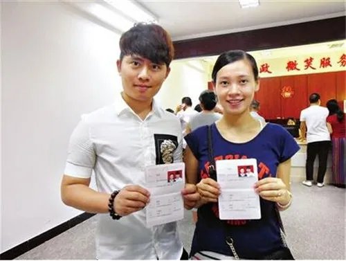 2018新婚姻法规定领取结婚证年龄 领取结婚证需要注意什么