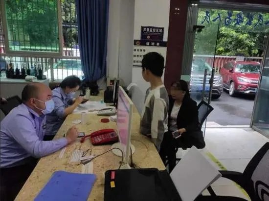 什么情况！重庆一熊孩子转走妈妈5万块竟还赚了几十