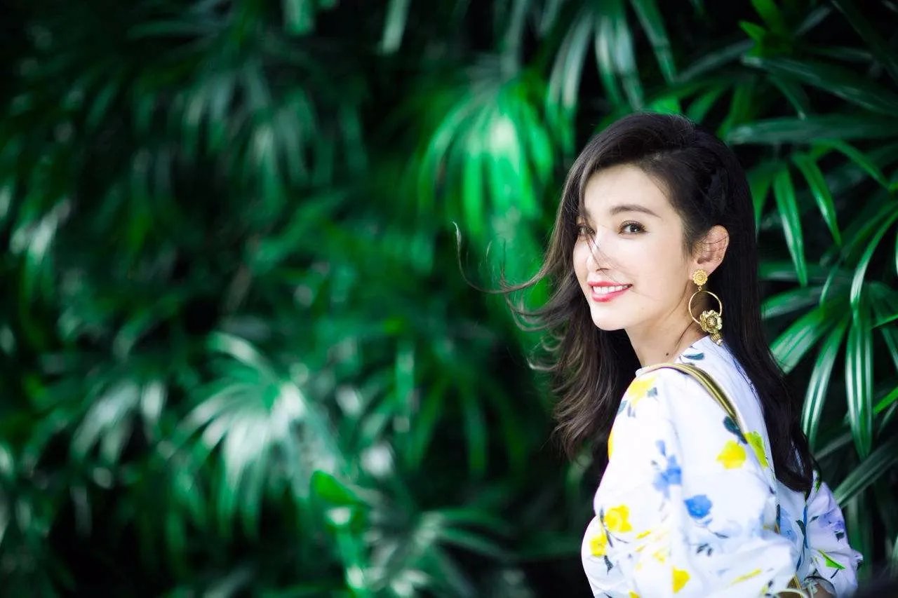 李冰冰和男友牵手相拥变连体婴是怎么回事?
