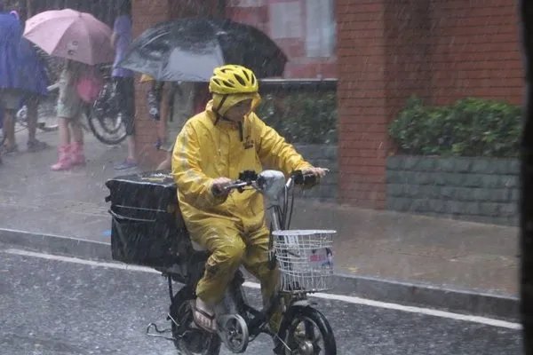 外卖小哥台风天送餐紧抱路边柱子,这种天气为什么还送?