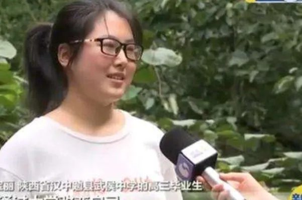 女孩高考超一本线132分却不敢算学费，网友竟公开资助？