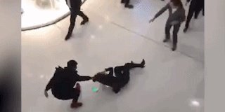 如何看待孕妇被导购员扇耳光,丈夫殴打导购员这件事?