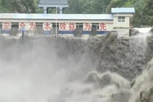 卧龙龙潭电站洪水漫坝,被困的96名群众和游客目前状况如何?