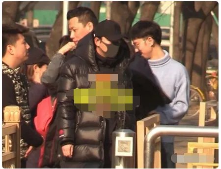 贾乃亮参加春晚审查助理怎么还提着药?