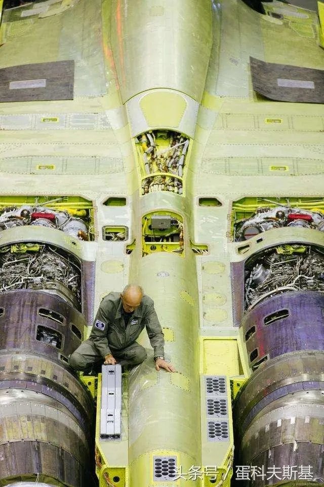 解放军首次曝光超强制空战斗机,这款战机到底有何特别之处?