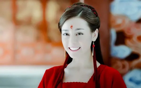 迪丽热巴穿“JK裙”拍大片，女团造型活力十足，她的哪套造型最惊艳？