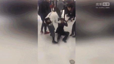 如何看待孕妇被导购员扇耳光,丈夫殴打导购员这件事?