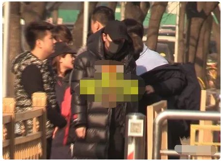 贾乃亮参加春晚审查助理怎么还提着药？