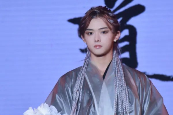 国风节演员掉下舞台后走回舞台继续表演,你如何看待此事?