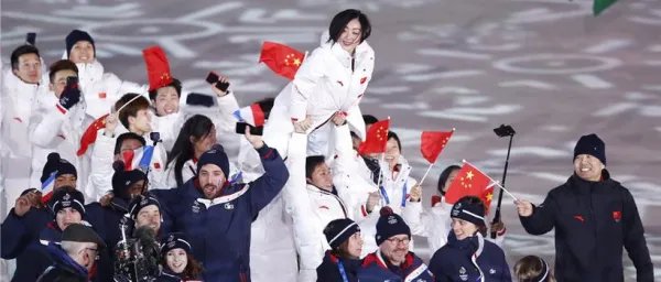 徐梦桃坐在高亭宇肩上举国旗入场,这是一幕什么样的场景?
