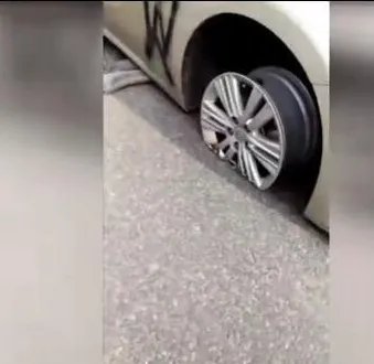 把轿车喷字拖上街的人触犯法律了吗?