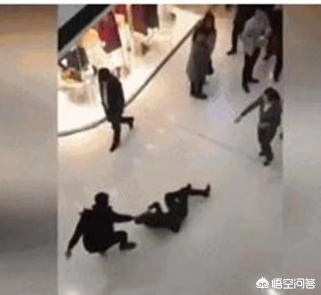 如何看待孕妇被导购员扇耳光,丈夫殴打导购员这件事?