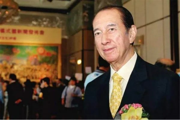 赌王何鸿燊一生荣华享尽,为什么大太太黎婉华却一生坎坷?