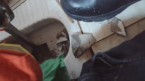 四川一男子洗澡时捡香皂手卡便池,男子最后是如何得救的?