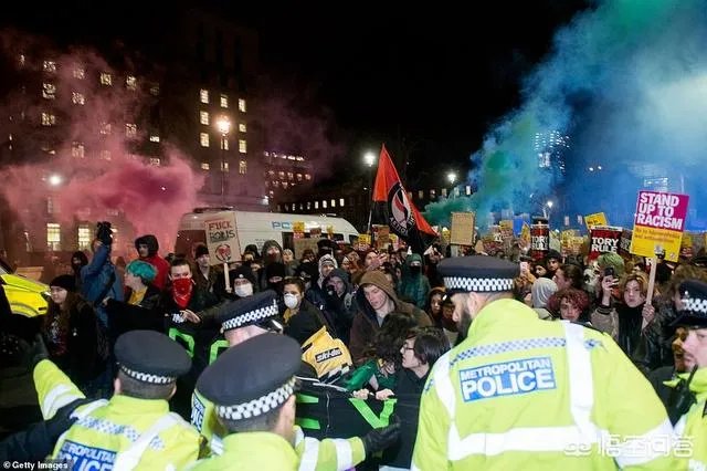 为什么约翰逊刚刚成功当选英国首相，英国人却强烈要求他下台？