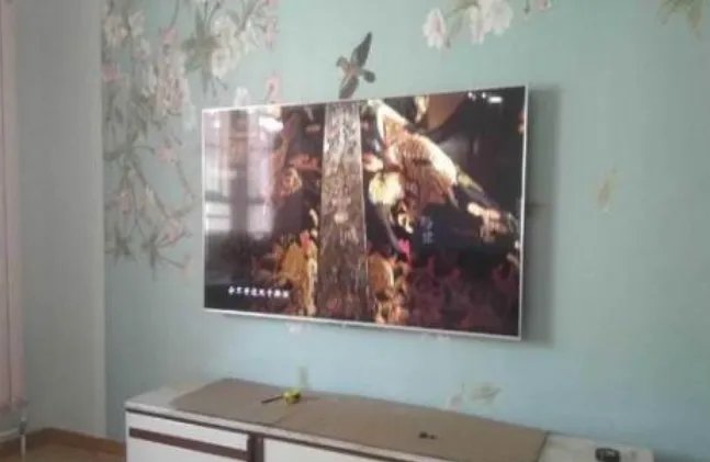 液晶电视挂墙上的一般离地面多高