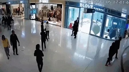 如何看待孕妇被导购员扇耳光,丈夫殴打导购员这件事?
