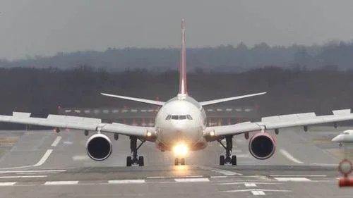 印度波音737降落时突发了故障，致17人重伤，事故原因可能是什么？