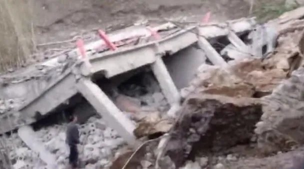 云南镇雄发生山体滑坡致2人死亡,是什么原因引起的?