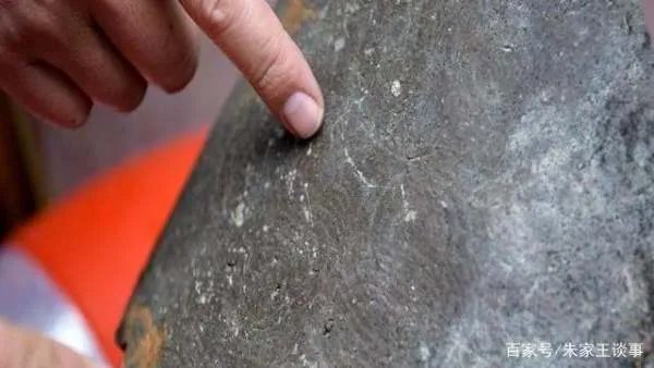 江西一水库水位下降,大量佛像露出,水下还藏着什么?