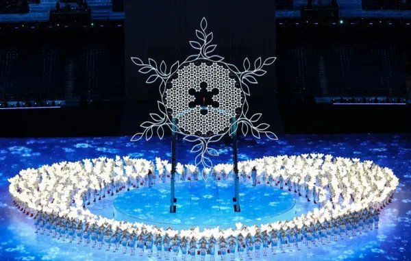 徐梦桃坐在高亭宇肩上举国旗入场,这是一幕什么样的场景?
