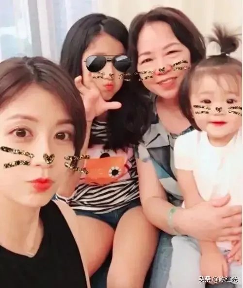 贾静雯生下第三个女儿为什么不炫娃?