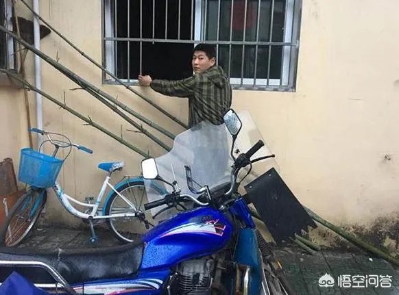 如何看待湖北一民宅失火，辅警徒手掰开防盗窗，成功救出一家人？