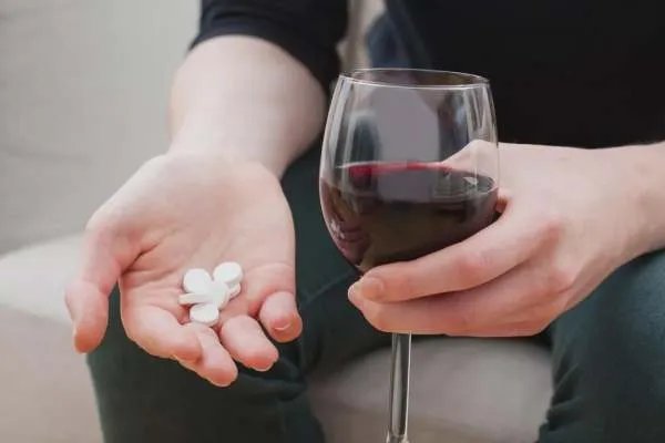 男子失恋喝1斤白酒吃18袋头孢！此男子的现状如何？